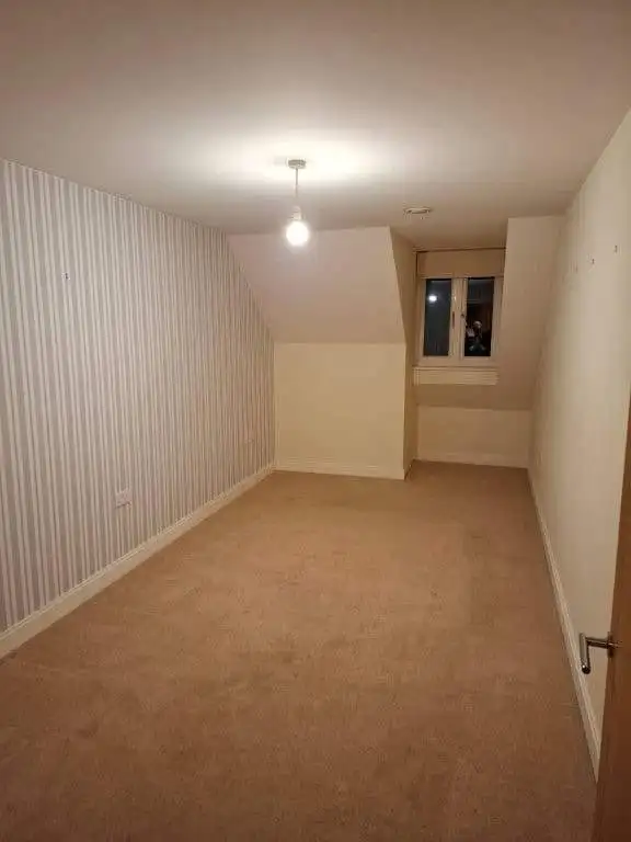 Bright interior of a 2-bedroom apartment in Dibden Purlieu, Hampshire, featuring a spacious room wit.