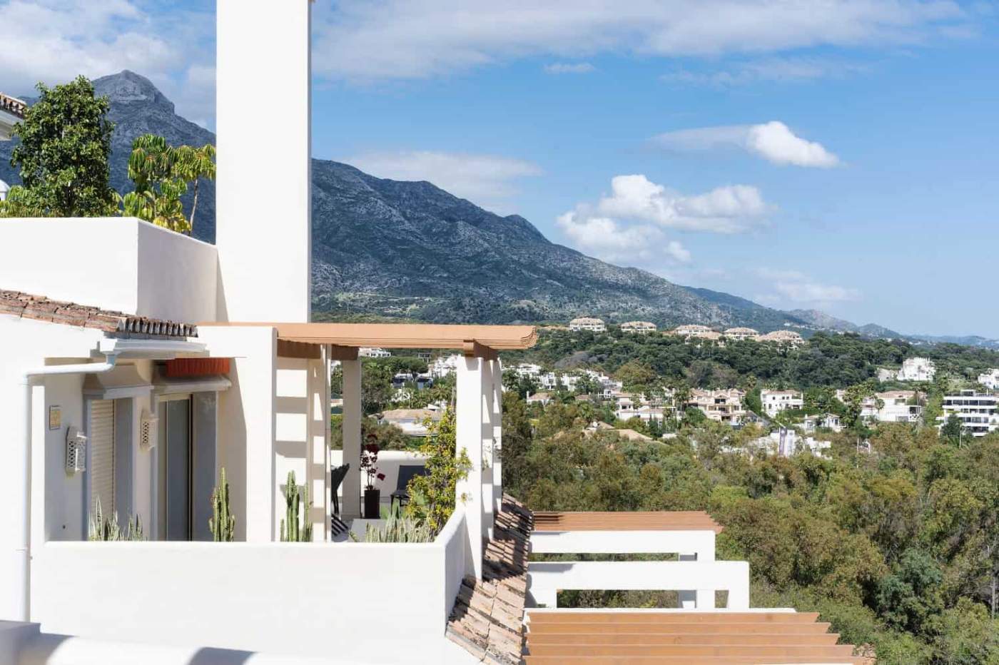 Apartment with mountain views in Palacetes Les Belvederes, Nueva Andalucia.
