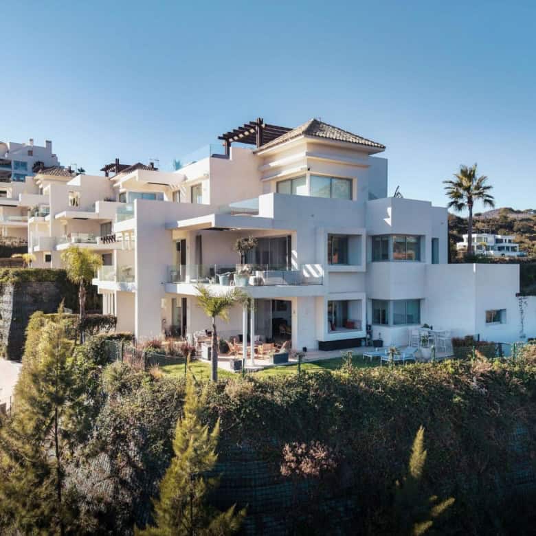 Elegant ground floor duplex apartment overlooking the sea and mountains in Marbella Club Hills.