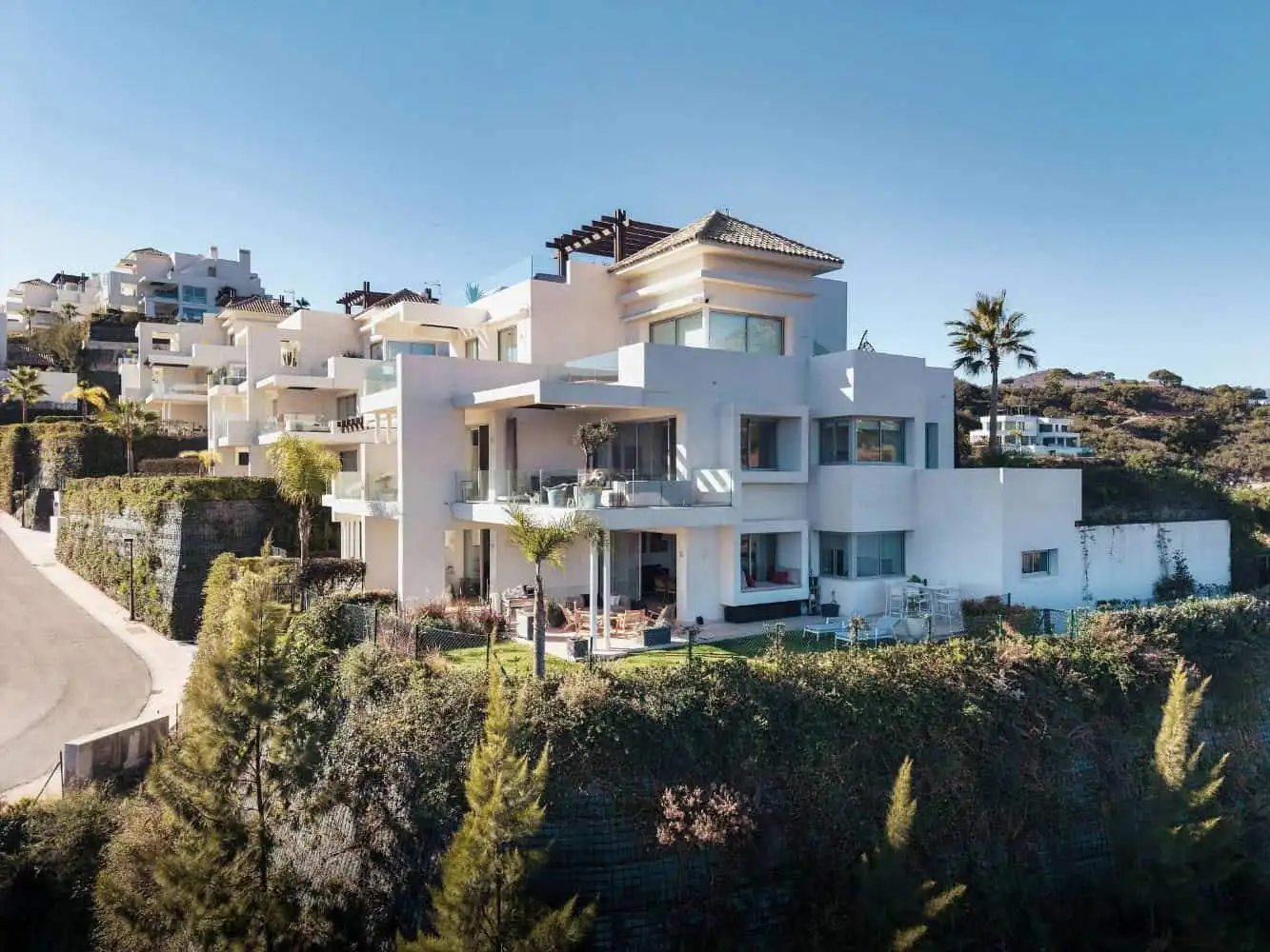 Elegant ground floor duplex apartment overlooking the sea and mountains in Marbella Club Hills.