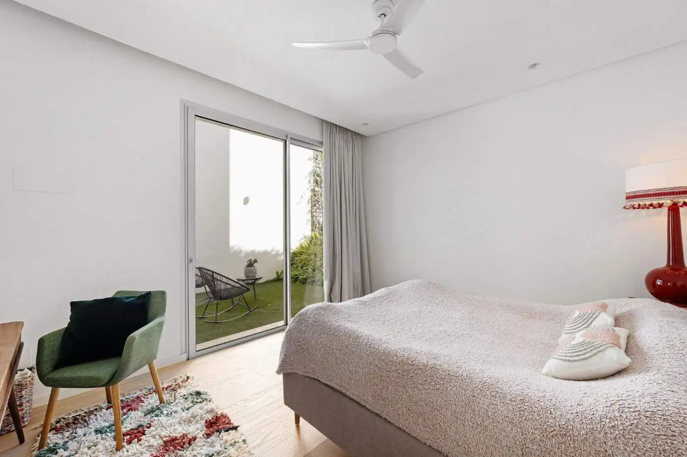 Sea and mountain views from a ground floor duplex apartment in Marbella Club Hills, Benahavis. Moder.