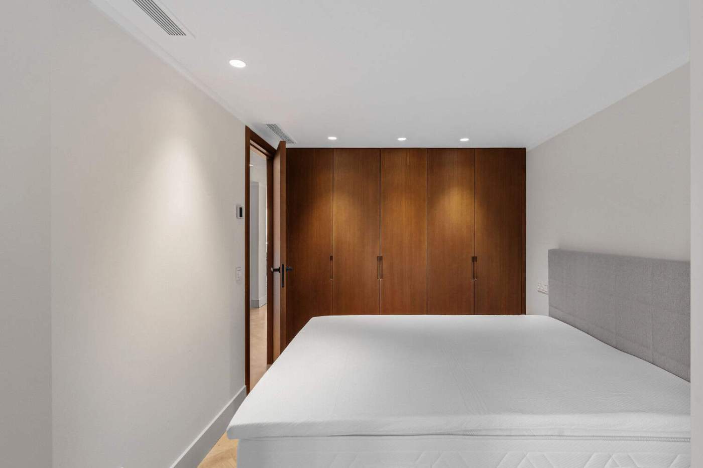 Spacious bedroom featuring a large bed, neutral tones, and ample storage in Palacetes Les Belvederes.