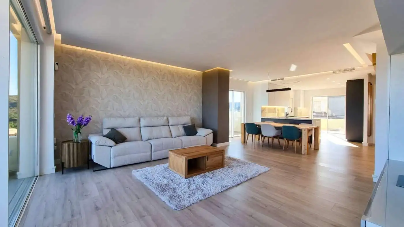 Elegant fully renovated penthouse with panoramic sea views in San Roque Club. Modern interior design.