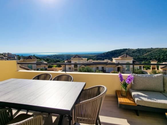 Elegant penthouse overlooking the sea and surrounding landscape. Perfect for luxury living and panor.