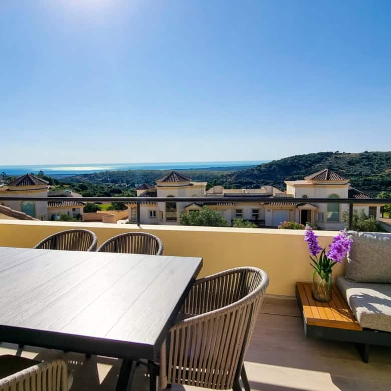 Elegant penthouse overlooking the sea and surrounding landscape. Perfect for luxury living and panor.