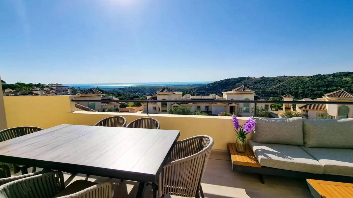 Elegant penthouse overlooking the sea and surrounding landscape. Perfect for luxury living and panor.