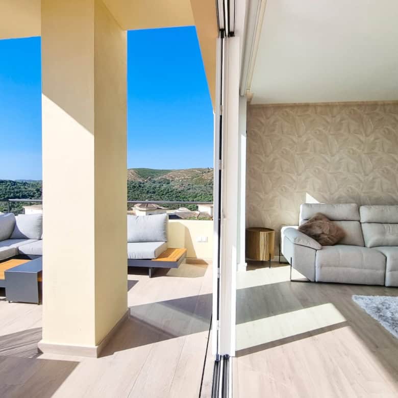 Elegant penthouse with panoramic sea views and spacious outdoor terrace. Perfect for luxury living i.