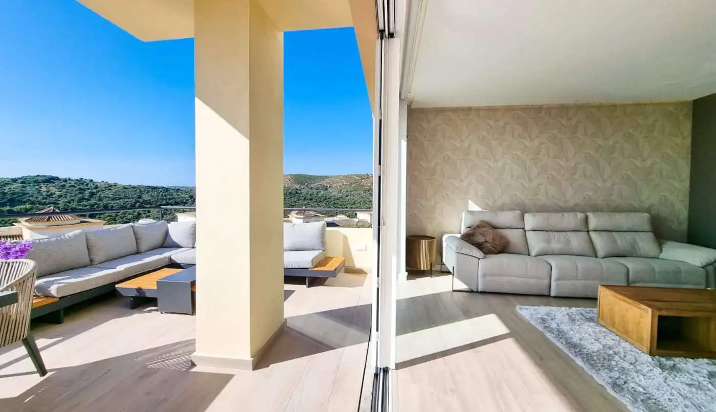 Elegant penthouse with panoramic sea views and spacious outdoor terrace. Perfect for luxury living i.