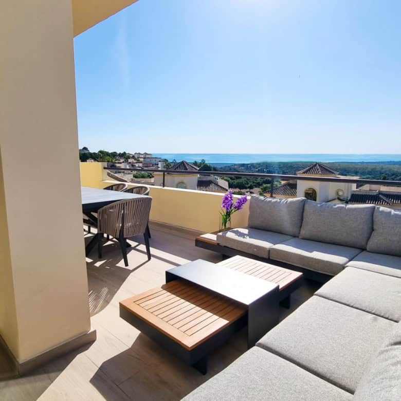 Elegant fully renovated penthouse overlooking the sea at San Roque Club. Spacious outdoor terrace wi.