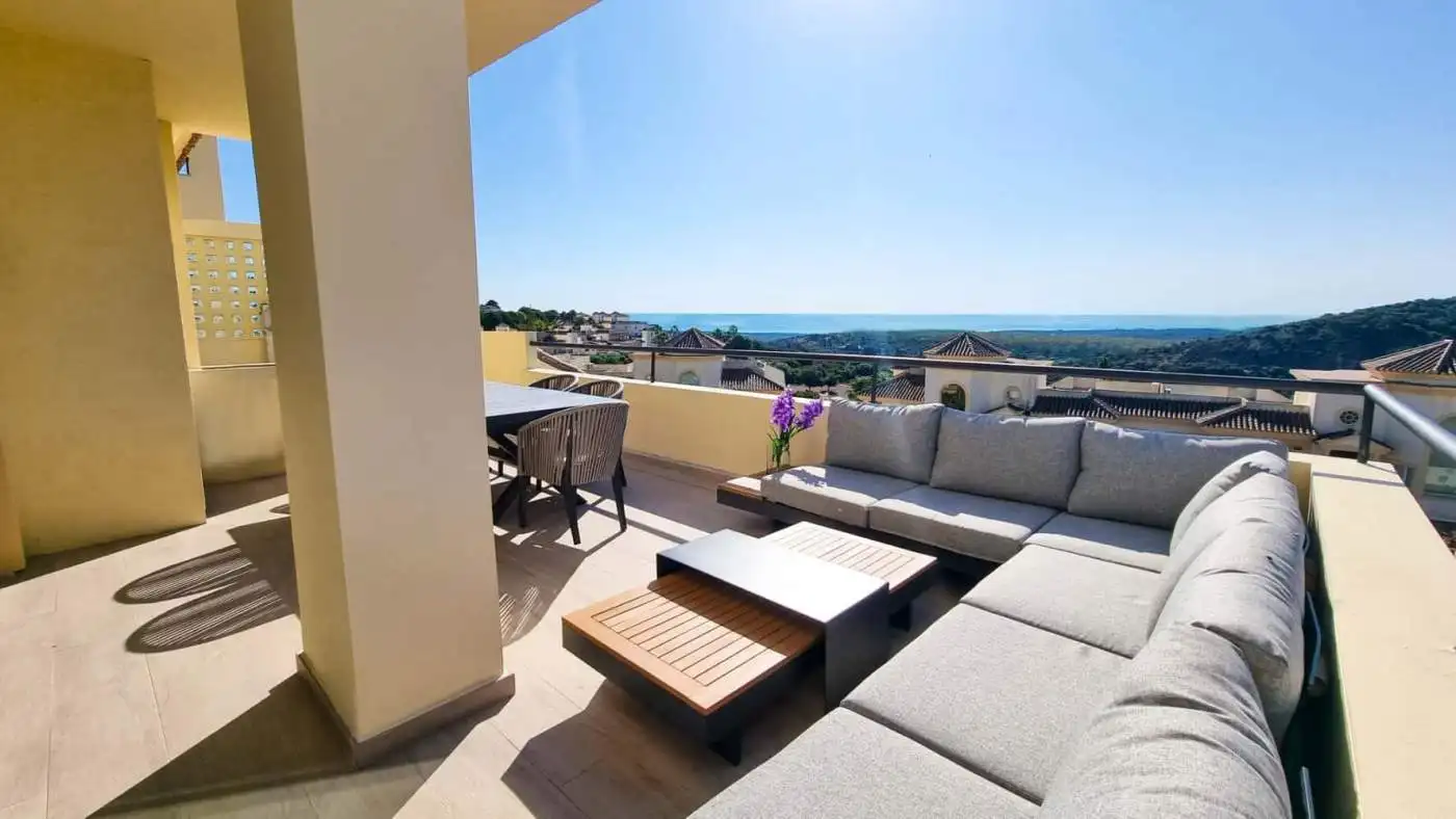 Elegant fully renovated penthouse overlooking the sea at San Roque Club. Spacious outdoor terrace wi.