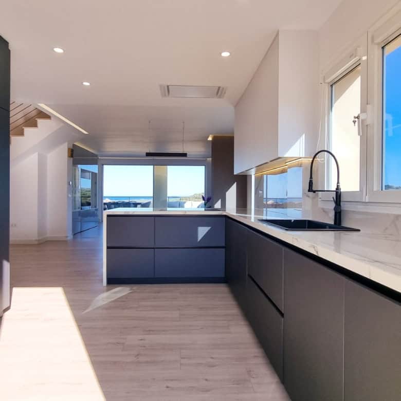 Spacious fully renovated penthouse featuring panoramic sea views in San Roque Club. Modern design an.