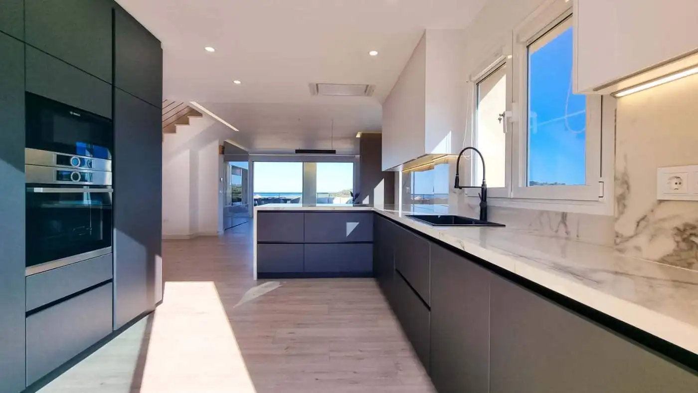 Spacious fully renovated penthouse featuring panoramic sea views in San Roque Club. Modern design an.