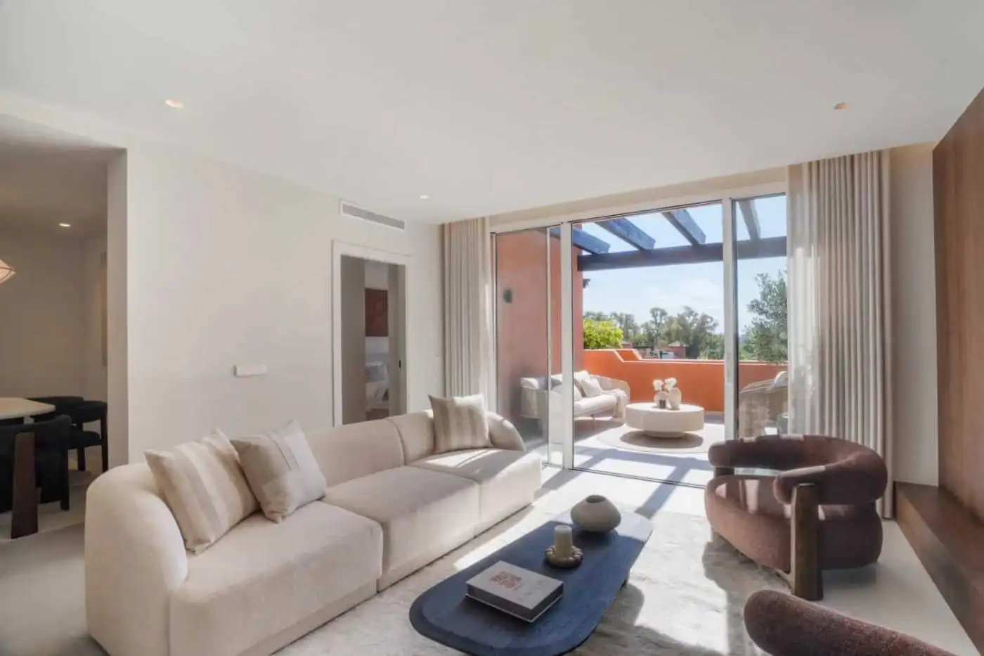 Luxurious duplex penthouse in Alminar de Marbella with spacious living area and stunning outdoor ter.