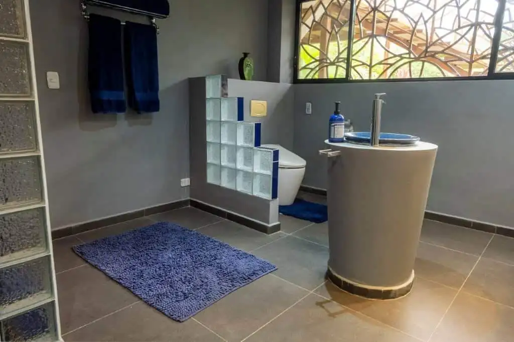 Modern bathroom at Flowing River Retreat in Llurimagua, Ecuador.