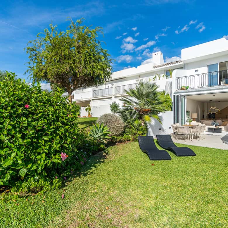 Spacious Marbella townhouse featuring a lush garden, outdoor seating, and modern amenities in the Go.
