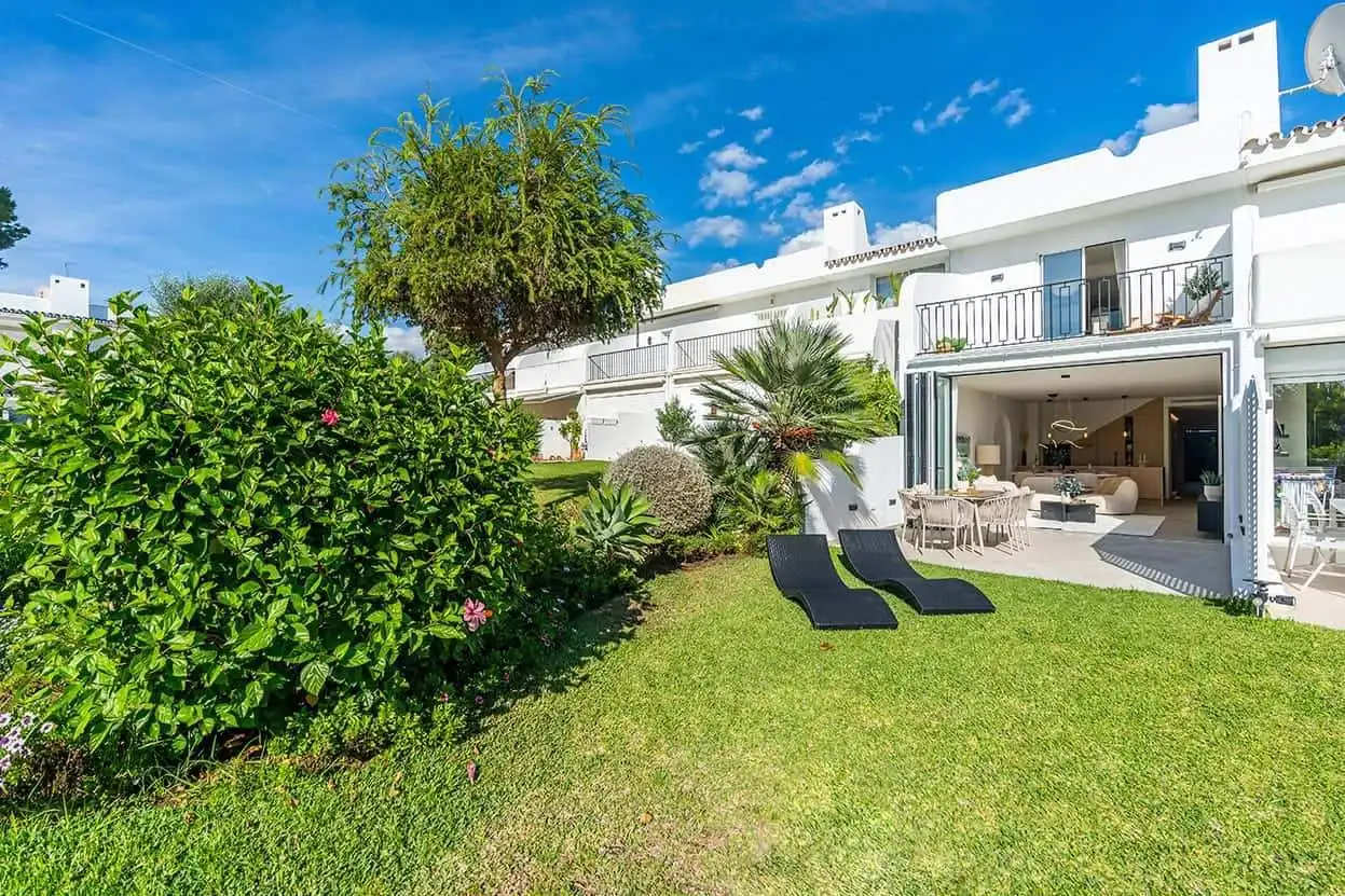 Spacious Marbella townhouse featuring a lush garden, outdoor seating, and modern amenities in the Go.