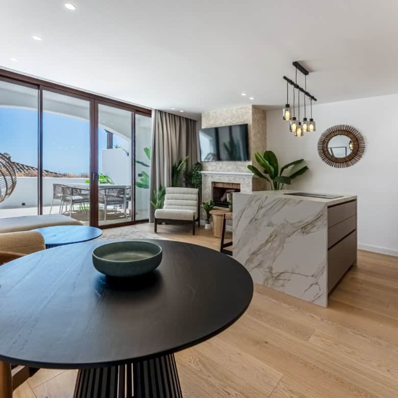 Spacious living area with large windows, stylish decor, and modern furnishings in Los Arqueros, Bena.