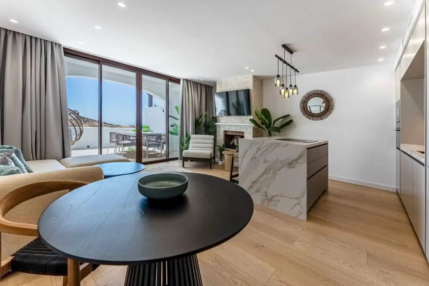 Spacious living area with large windows, stylish decor, and modern furnishings in Los Arqueros, Bena.