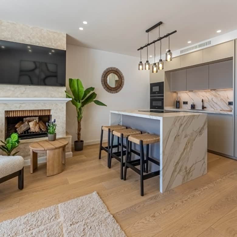 Bright, contemporary living space with stylish kitchen and cozy seating area in Los Arqueros Benahav.