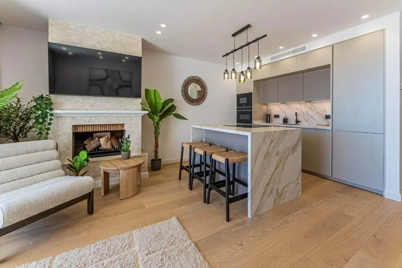 Bright, contemporary living space with stylish kitchen and cozy seating area in Los Arqueros Benahav.