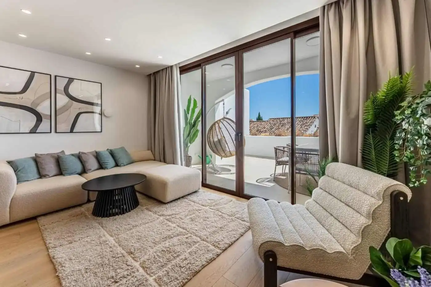 Spacious living room featuring large glass doors opening to a balcony with scenic views in Los Arque.