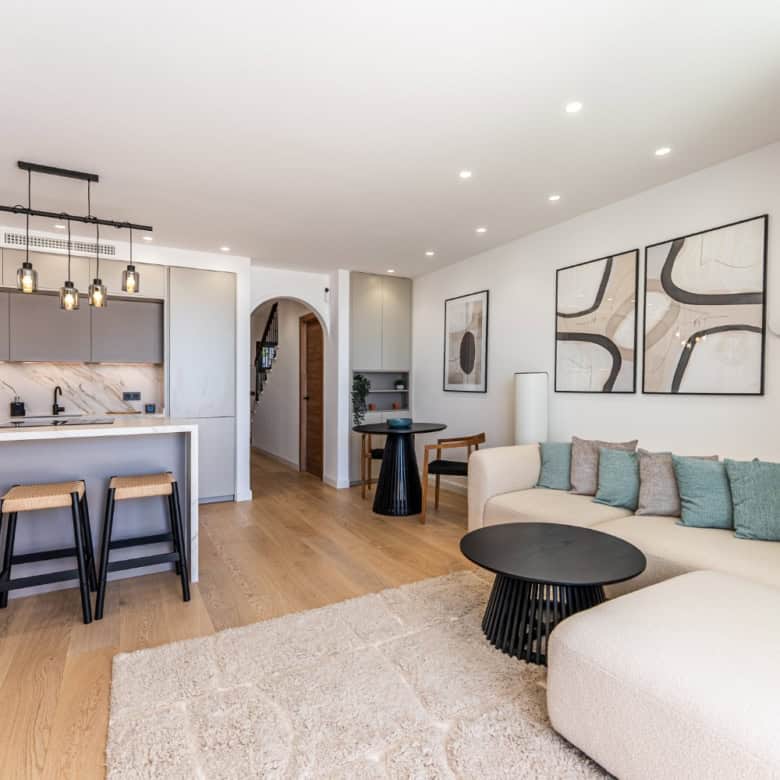 Refurbished townhouse living room with contemporary decor in Los Arqueros, Benahavis. Bright, spacio.