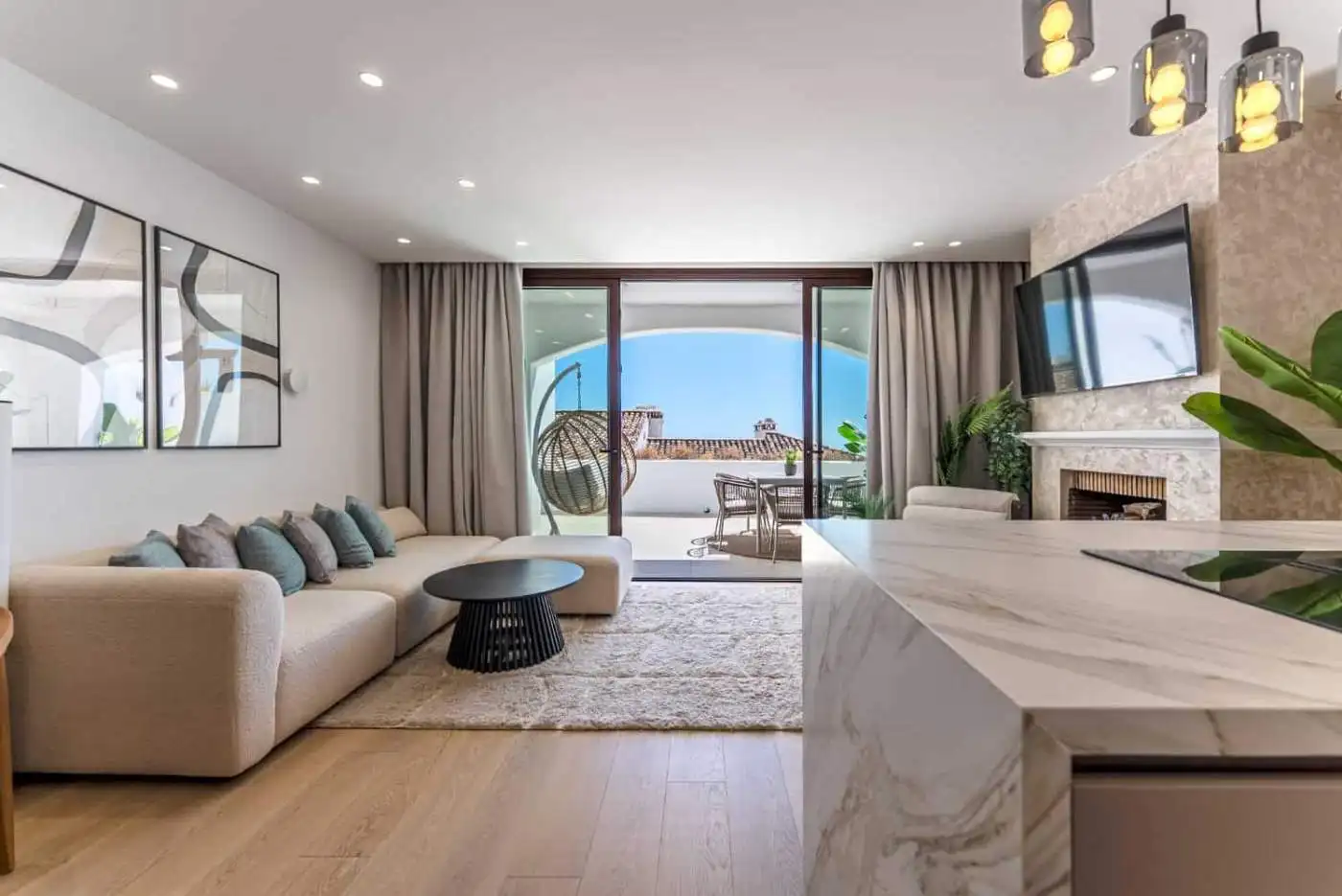 Bright living room with sea view and balcony in Los Arqueros Benahavis.
