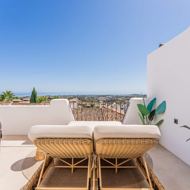Beautiful terrace with panoramic views in Los Arqueros Benahavis, perfect for relaxing and enjoying.
