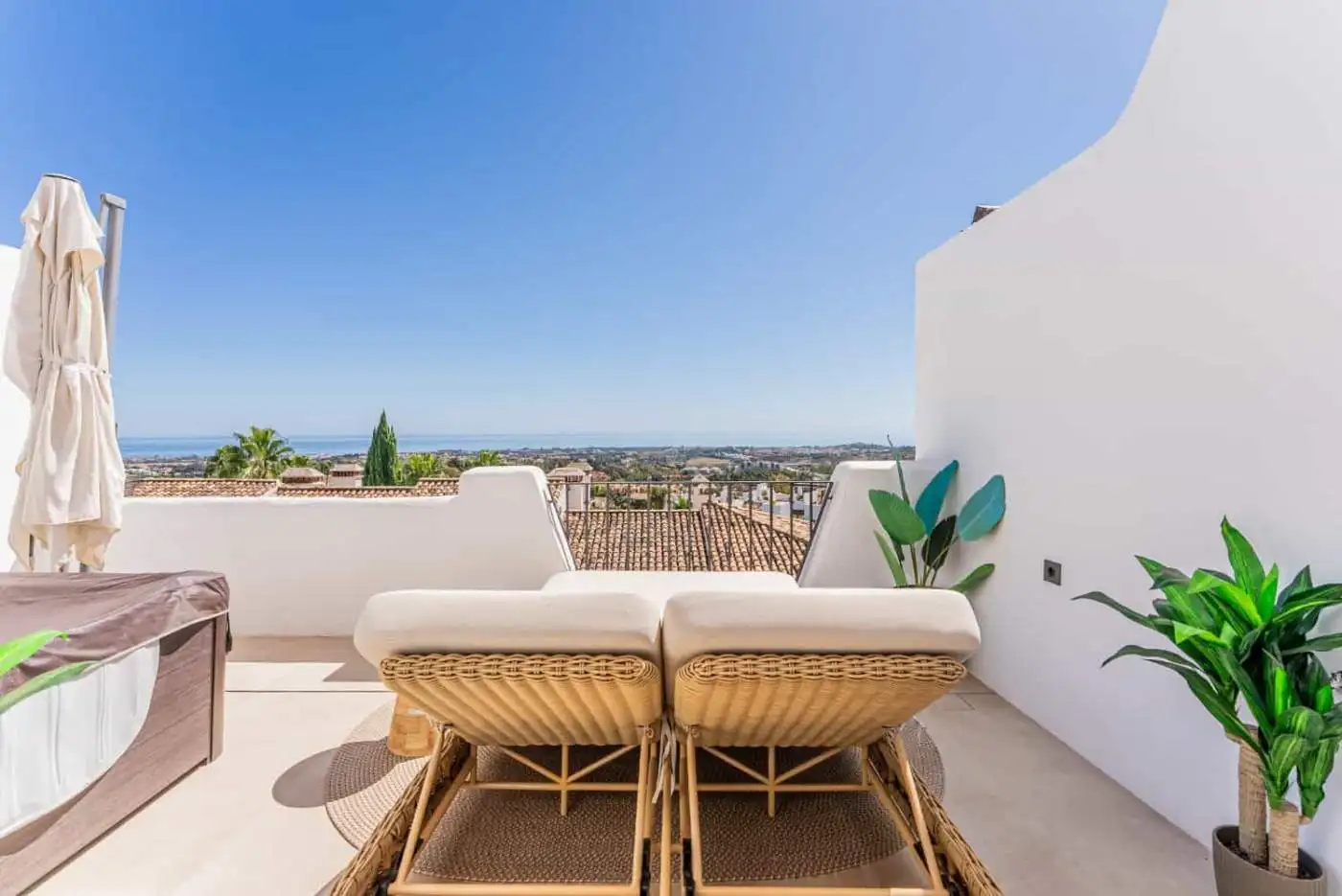 Beautiful terrace with panoramic views in Los Arqueros Benahavis, perfect for relaxing and enjoying.