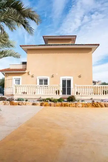 Beautiful 4-bedroom villa with spacious terrace in Totana Murcia. Perfect for family living in a sce.