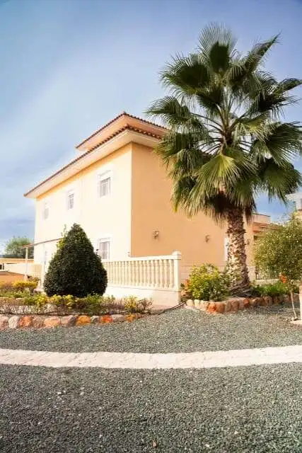 Beautiful 4-bedroom villa with lush gardens and palm trees in Totana Murcia. Perfect for comfortable.