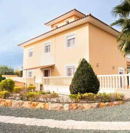 Elegant 4-bed villa in Totana Murcia with spacious garden and modern amenities. Perfect for family l.
