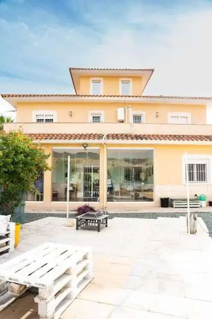 Beautiful 4-bedroom villa with modern design in Totana Murcia, perfect for comfortable living and ou.