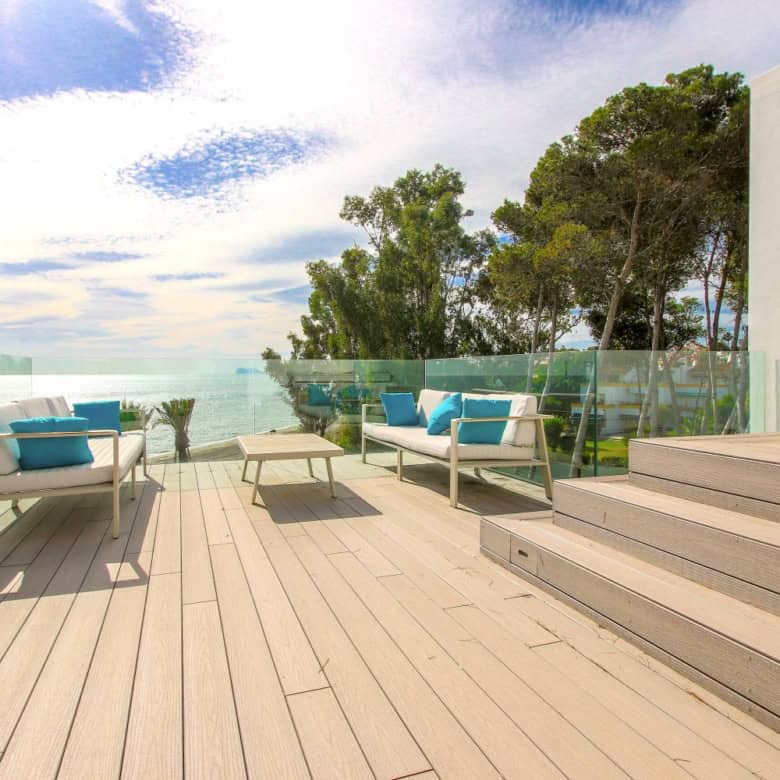 Beachfront terrace with sea views in Estepona West.