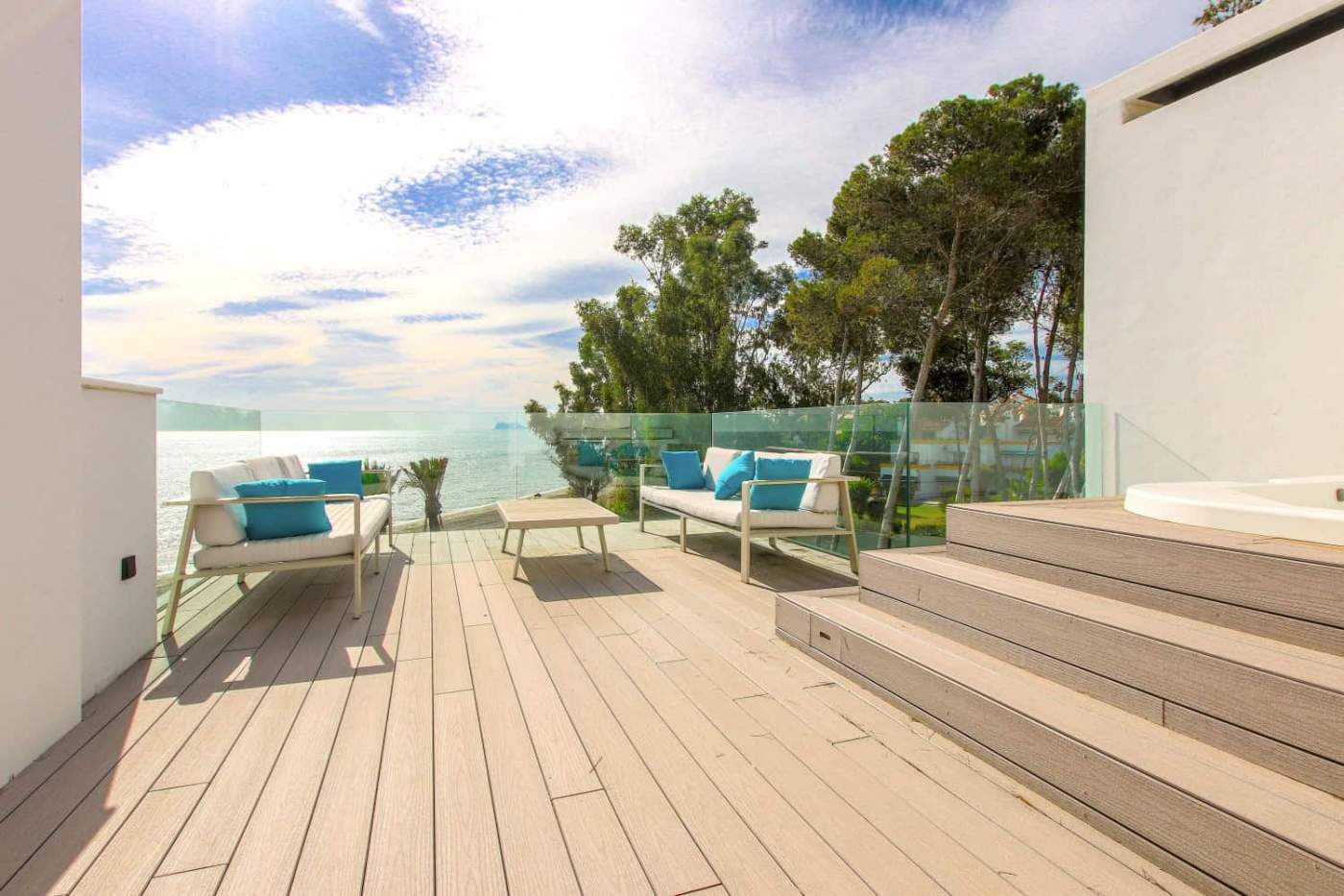 Beachfront terrace with sea views in Estepona West.