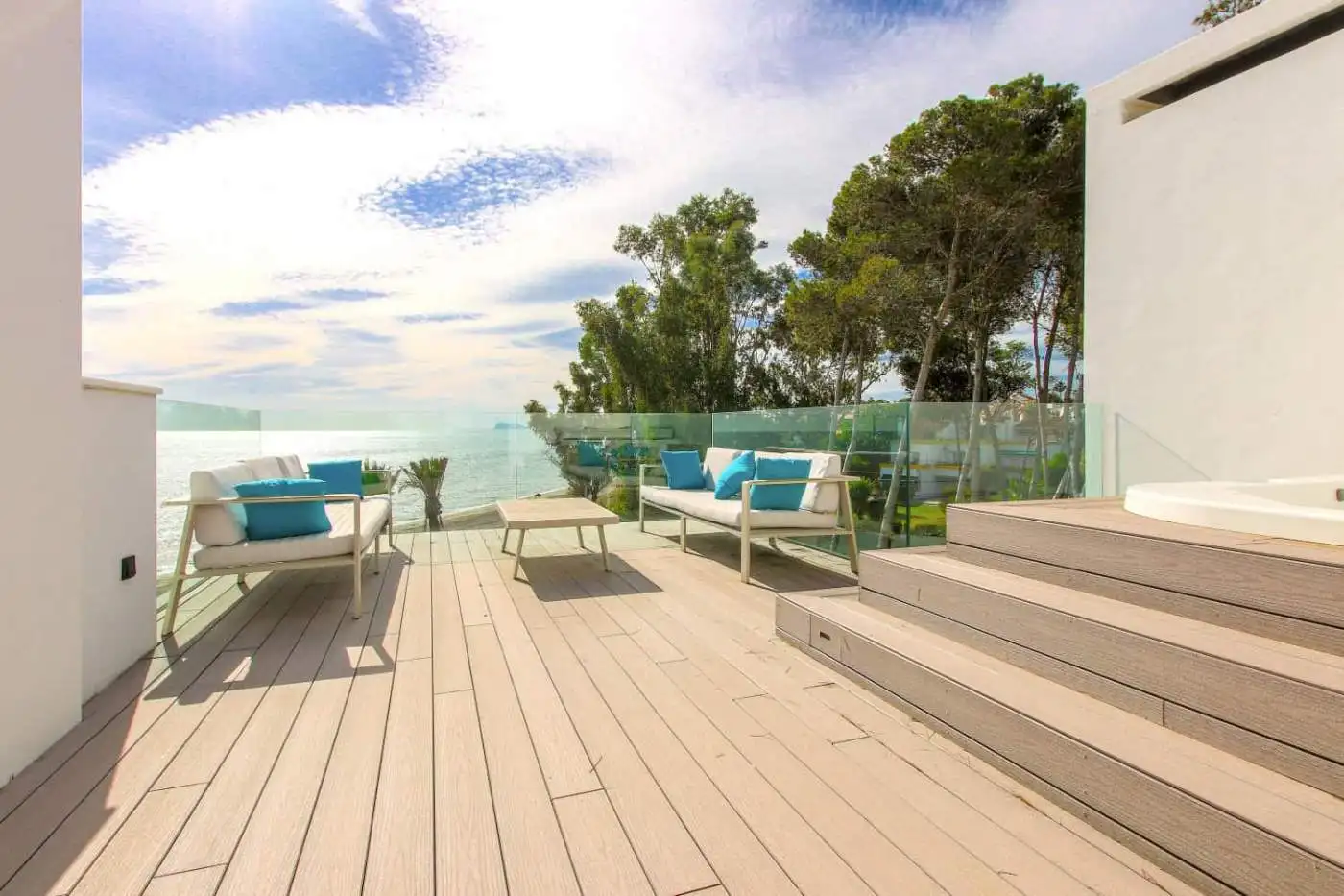 Beachfront terrace with sea views in Estepona West.