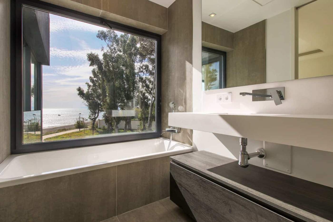 Beachfront bathroom with sea view in Estepona West.