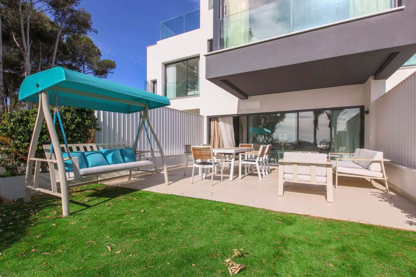Beachfront townhouse outdoor patio with seating and garden in Estepona West.
