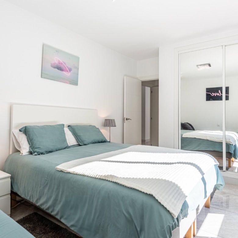 Spacious corner apartment with 3 bedrooms in La Maestranza, Nueva Andalucía, offering bright interio.