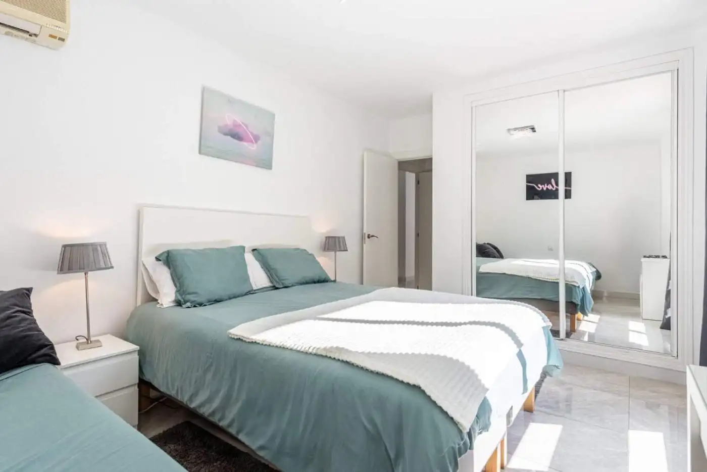 Spacious corner apartment with 3 bedrooms in La Maestranza, Nueva Andalucía, offering bright interio.