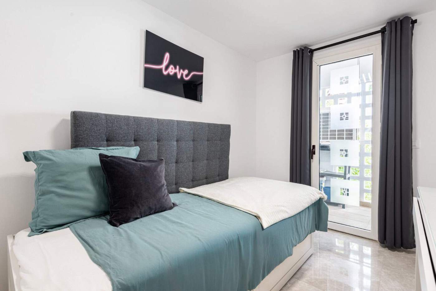 Spacious corner bedroom with modern decor, large window, and natural light in La Maestranza, Nueva A.