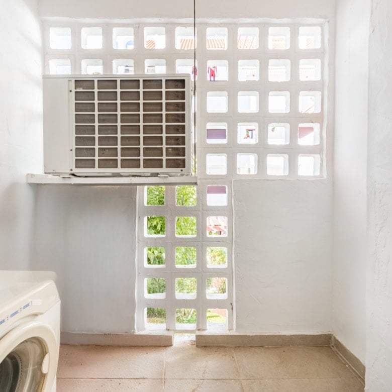 Laundry room featuring an air conditioning unit and ventilation blocks in La Maestranza, Nueva Andal.
