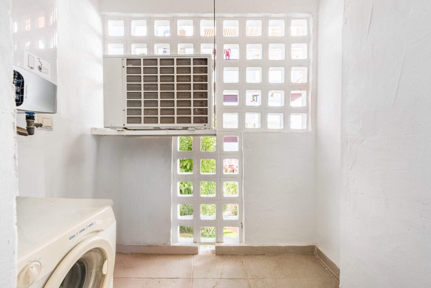 Laundry room featuring an air conditioning unit and ventilation blocks in La Maestranza, Nueva Andal.