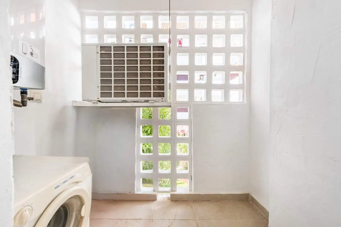 Laundry room featuring an air conditioning unit and ventilation blocks in La Maestranza, Nueva Andal.