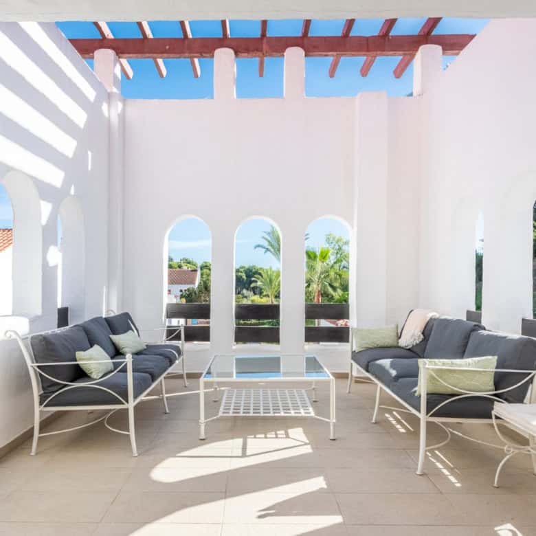 Spacious corner apartment with outdoor seating in La Maestranza, Nueva Andalucía, offering stunning.