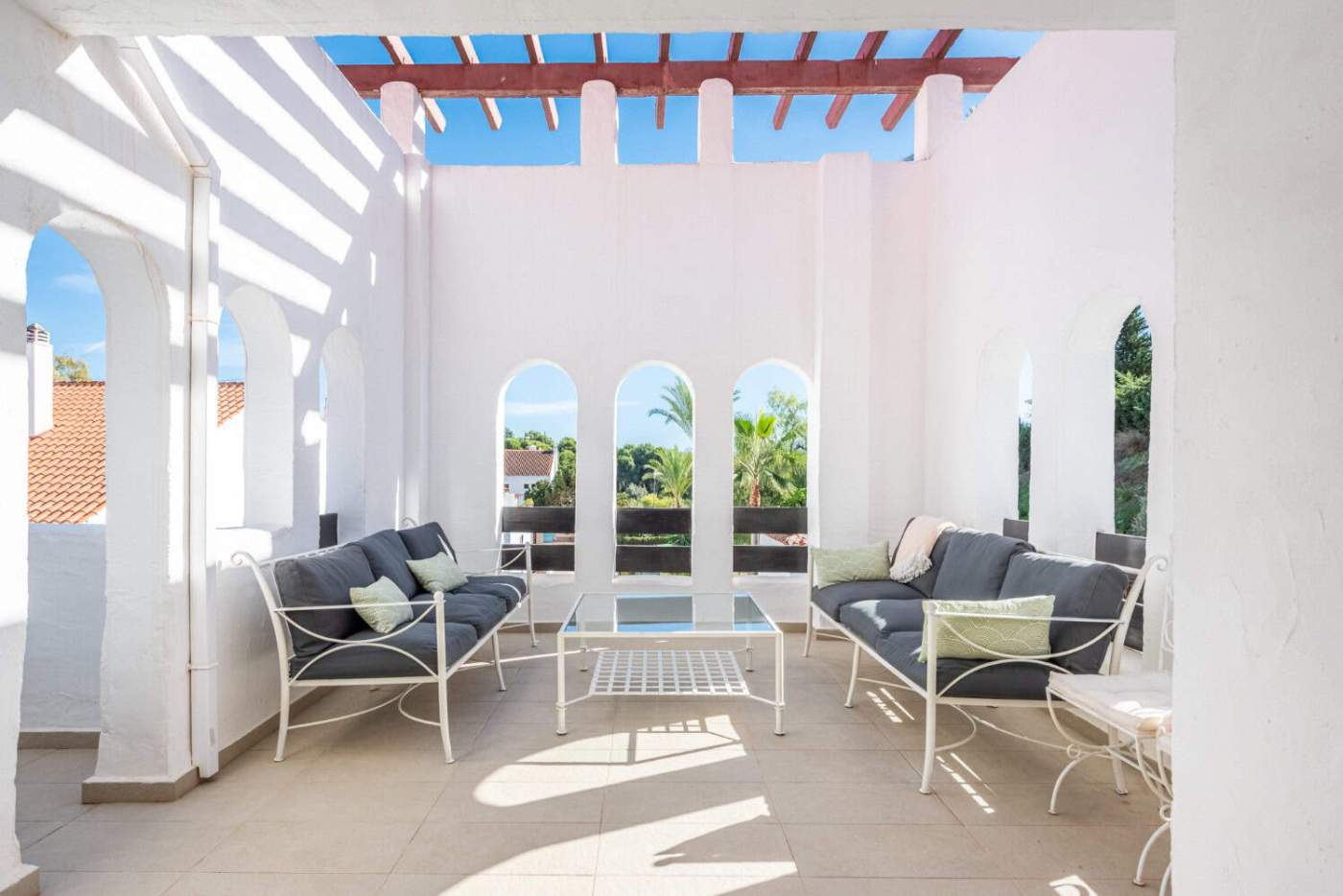 Spacious corner apartment with outdoor seating in La Maestranza, Nueva Andalucía, offering stunning.