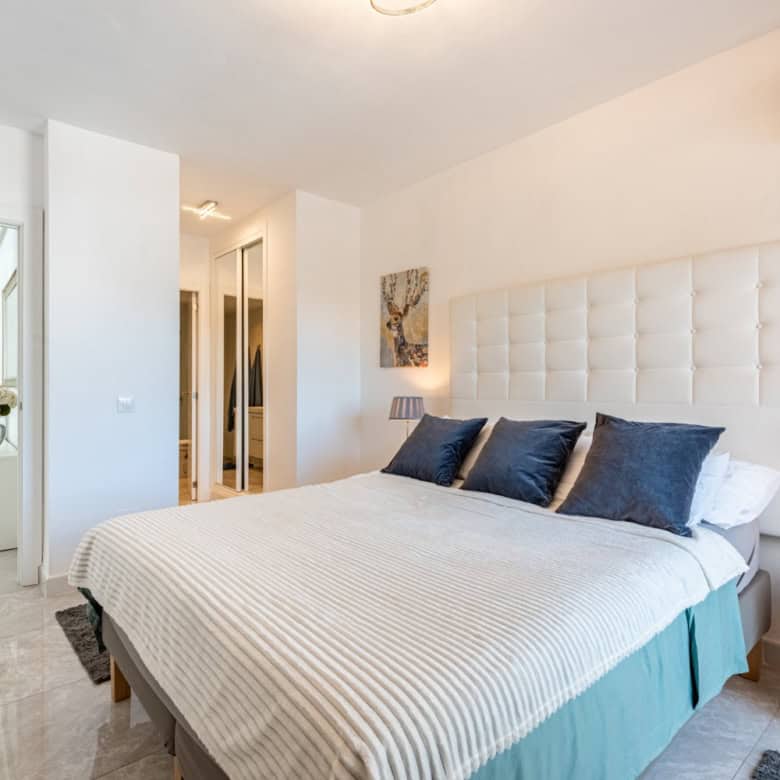 Spacious corner apartment with 3 bedrooms in La Maestranza, Nueva Andalucía, featuring contemporary.