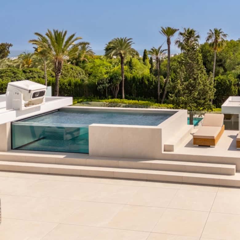 Luxury villa with rooftop pool and panoramic views in Nueva Andalucía.