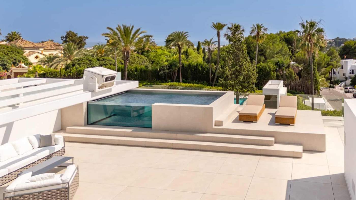 Contemporary Villa with Rooftop Pool Luxury villa with rooftop pool and panoramic views in Nueva Andalucía.