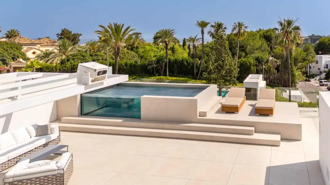 Luxury villa with rooftop pool and panoramic views in Nueva Andalucía.